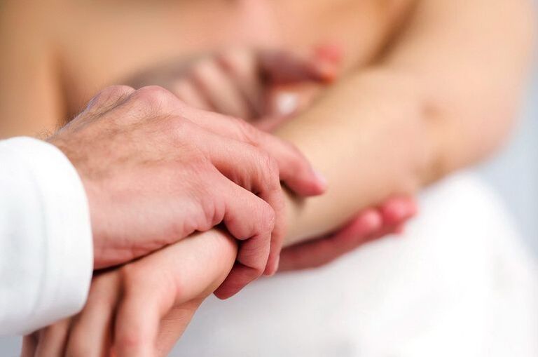 Dermatologo che esamina un paziente con psoriasi